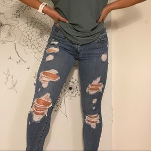 🦋Ripped Levi Jeans🦋